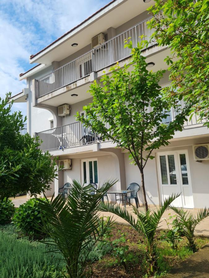 Apartments Macaso Bar Bagian luar foto