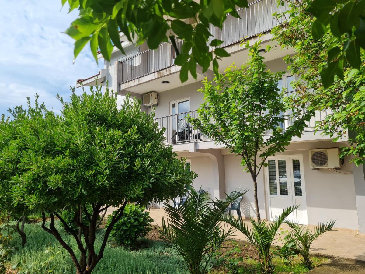 Apartments Macaso Bar Bagian luar foto