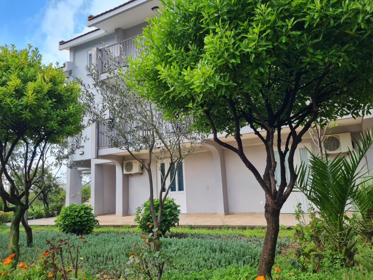 Apartments Macaso Bar Bagian luar foto